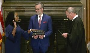 Jura su cargo Ketanji Jackson, primera jueza afroamericana del Supremo EEUU