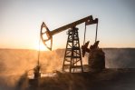 El petróleo de Texas baja un 3,6 % y cierra en 105,76 dólares el barril