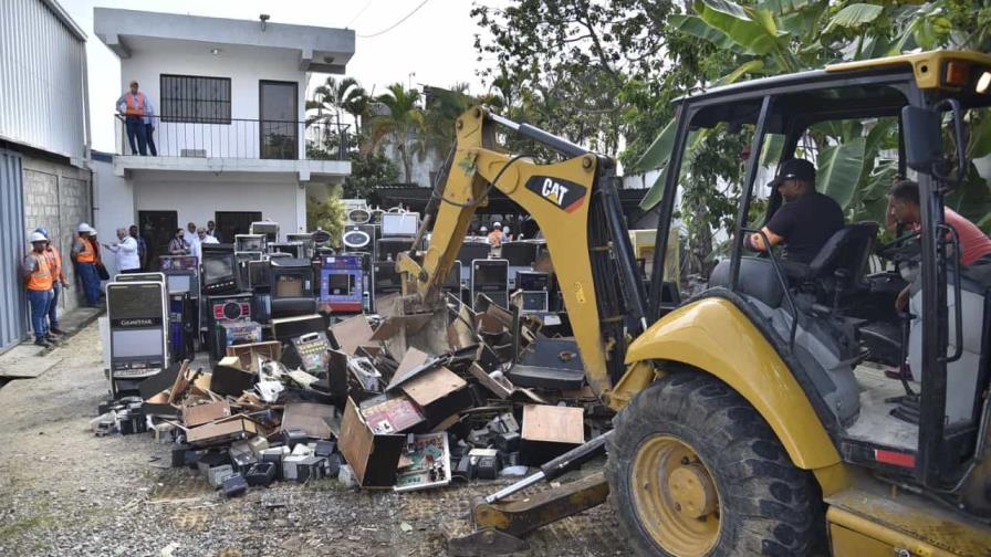 Hacienda destruye 2,793 equipos usados de forma ilegal en bancas y colmados