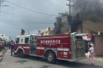 Un bombero herido en fuerte incendio que afecta centro comercial en Higüey