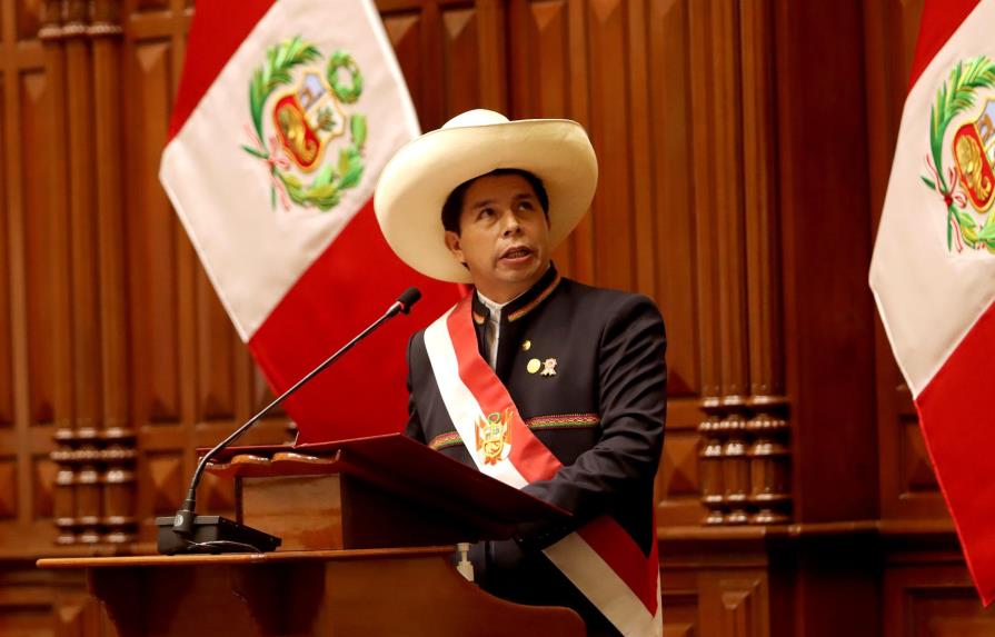 El presidente de Perú renuncia al partido que lo llevó al Gobierno