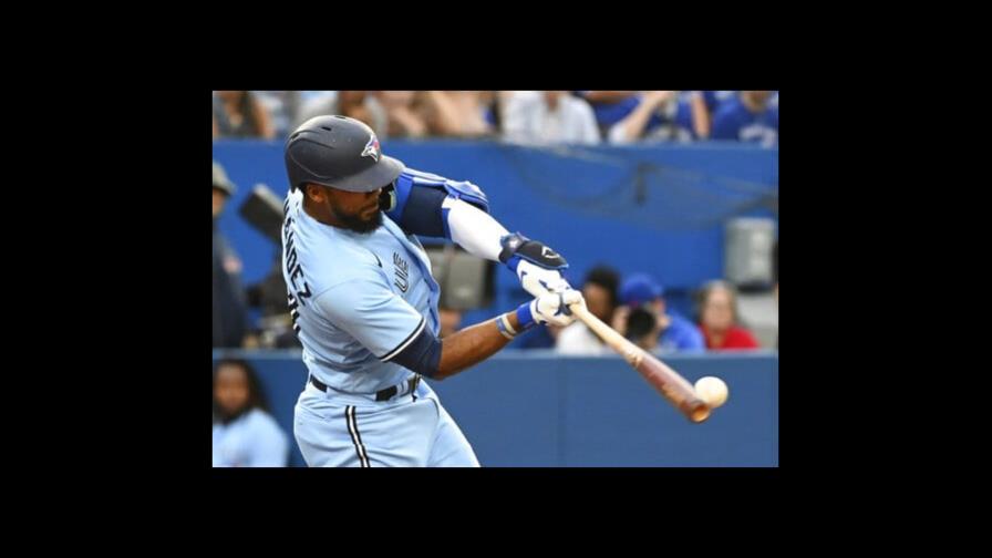 Teoscar Hernández y Santiago Espinal llevan con jonrones a Azulejos al triunfo Teoscar Hernández y Santiago Espinal llevan con jonrones a Azulejos al triunfo