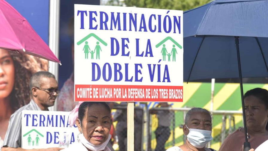 Representantes de 160 familias protestan frente al Palacio Nacional denunciando desalojos