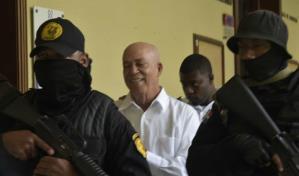 Sonriente lució Jhonny Portorreal mientras era trasladado a sala de audiencia