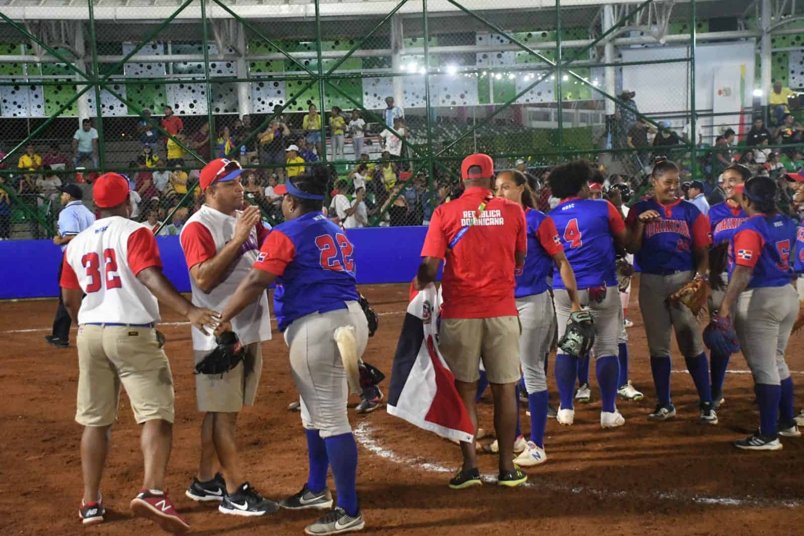 Francis Taveras, centro, felicita a Cauri Rincon, quien tuvo una actuación destacada desde el montículo, en los Juegos Bolivarianos 2022.