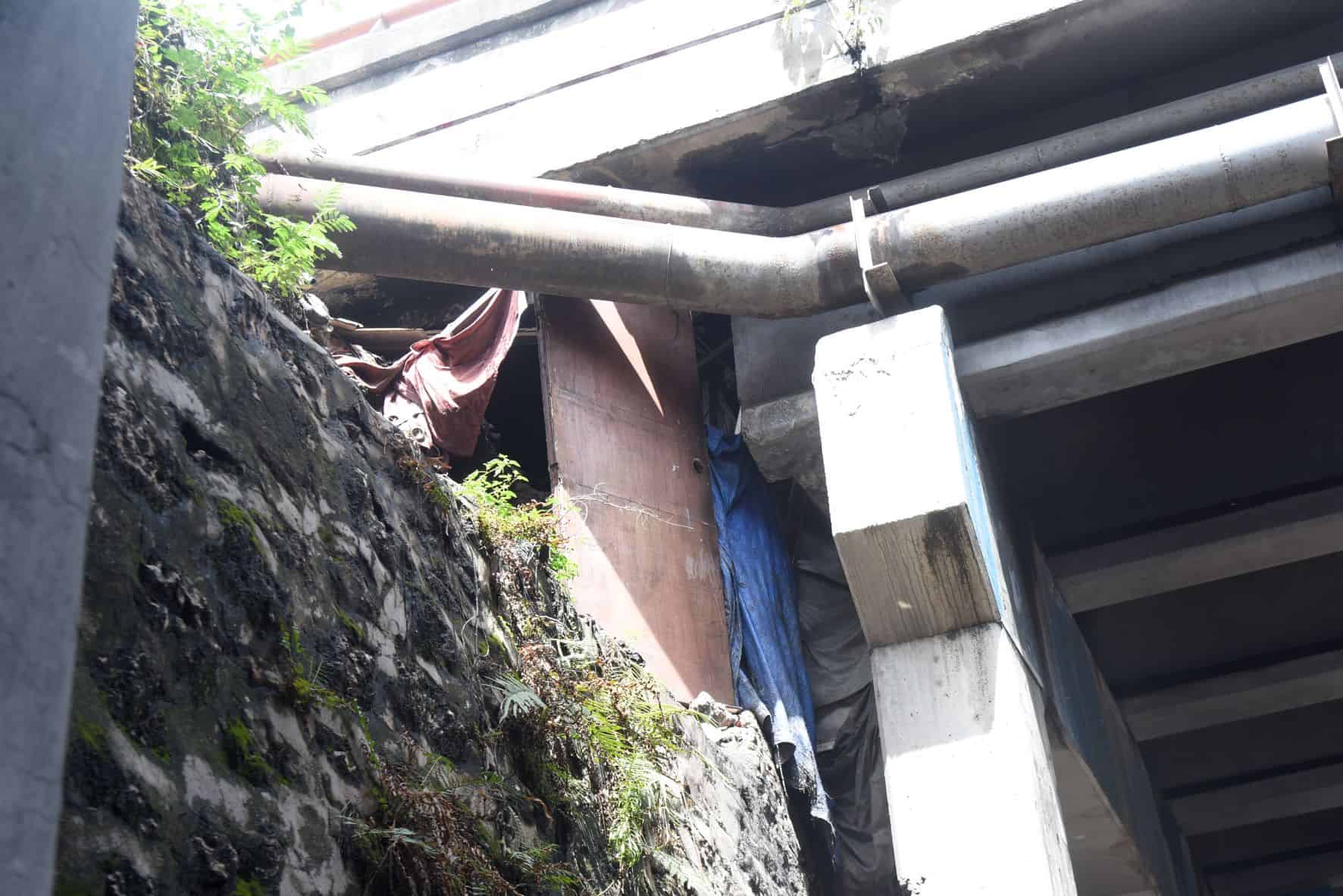 Los llamados piperos viven encima de ls columnas de los puentes del Quinto Centenario.