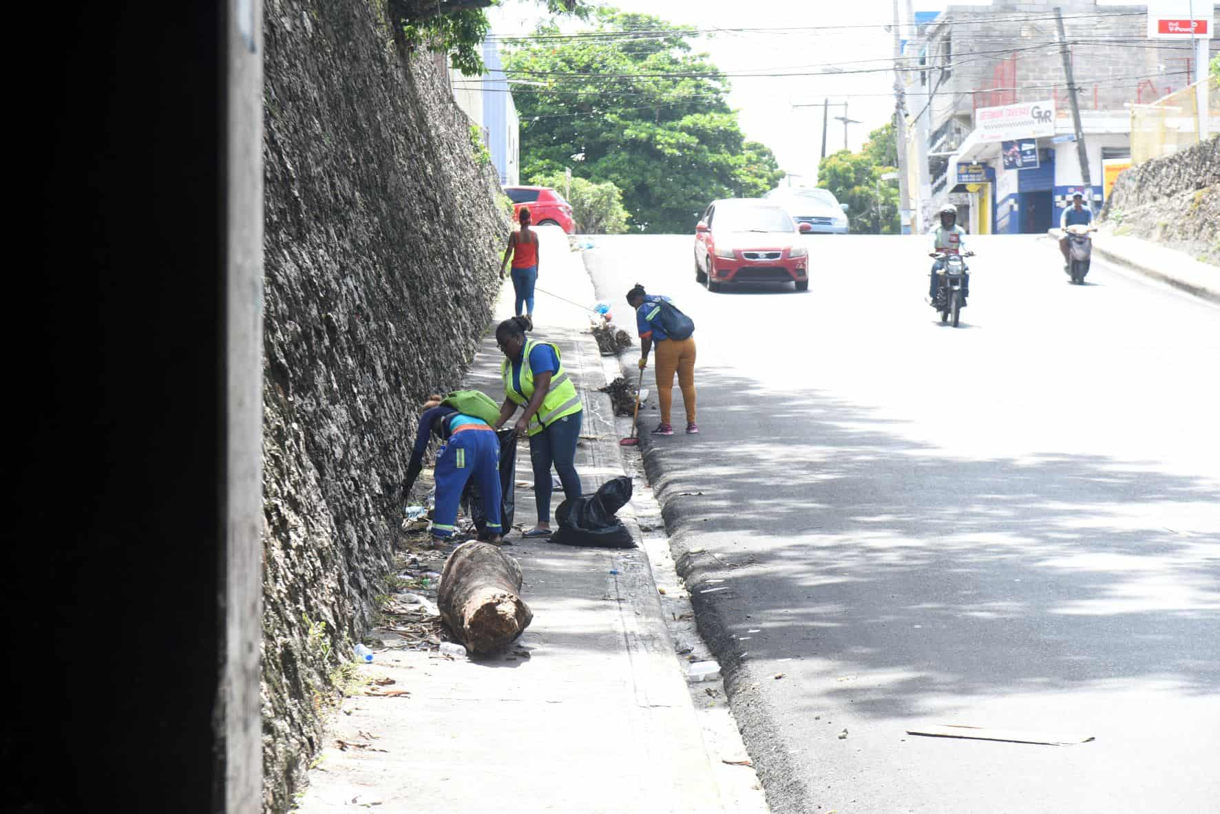 Trabajadoras en limpieza de calles
