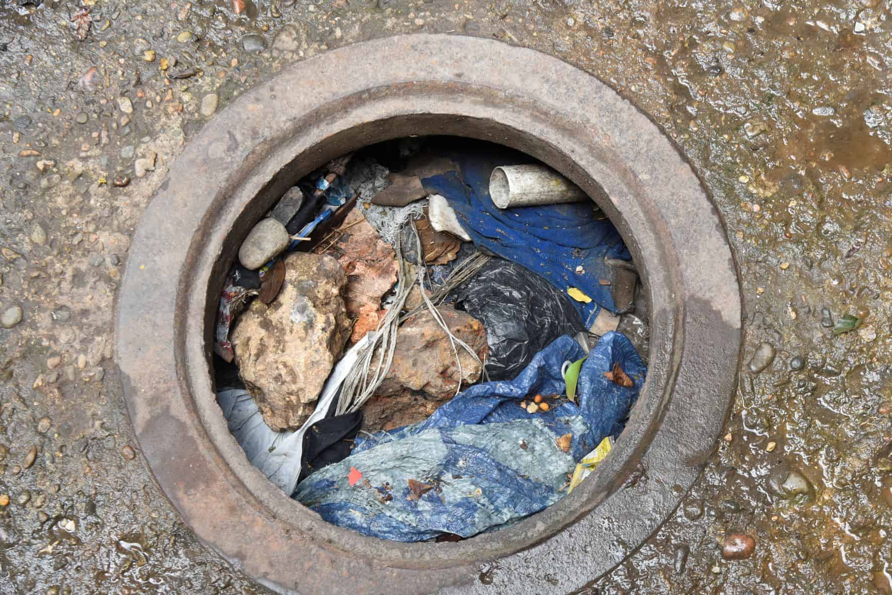 Así se tapan los registros por donde debe filtrarse el agua.