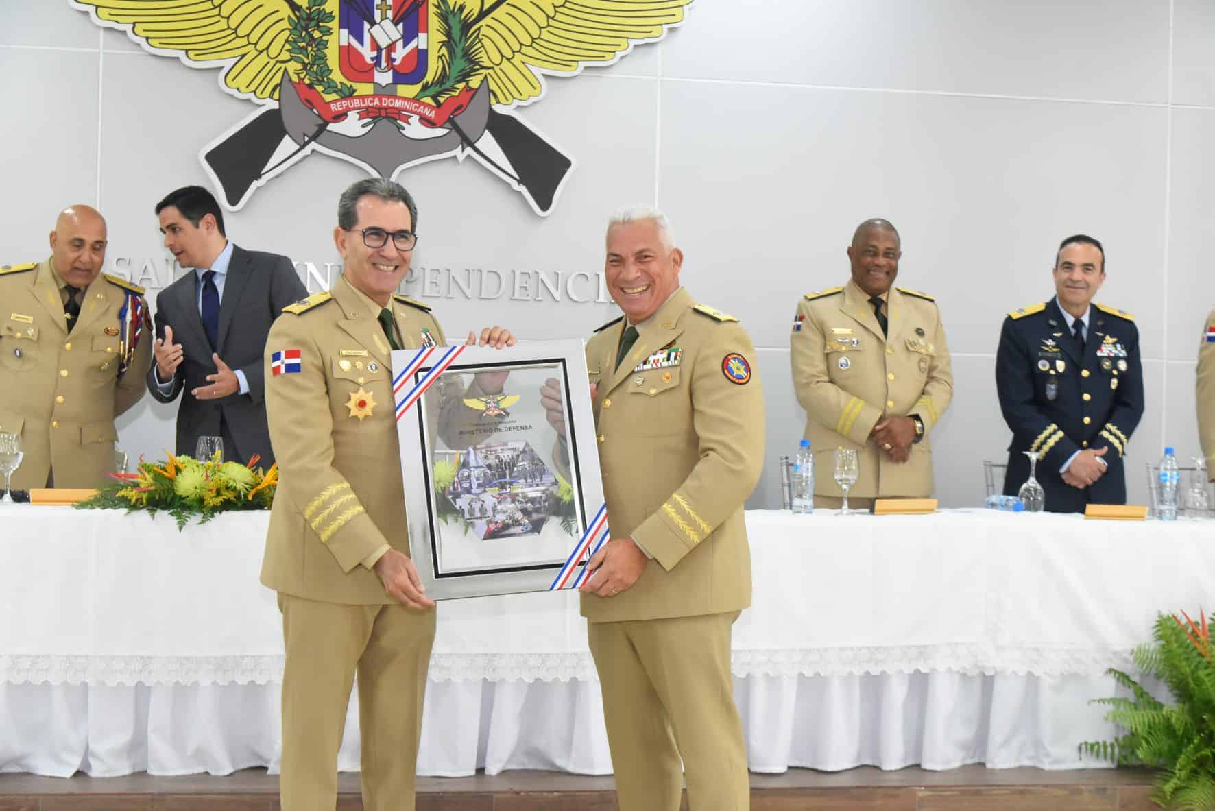 Lachapelle entrega un reconocimiento del minsitro de Defensa Carlos Luciano Díaz Morfa
