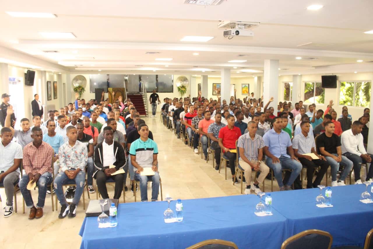 Aspirantes a entrar a las filas de la Policía Nacional