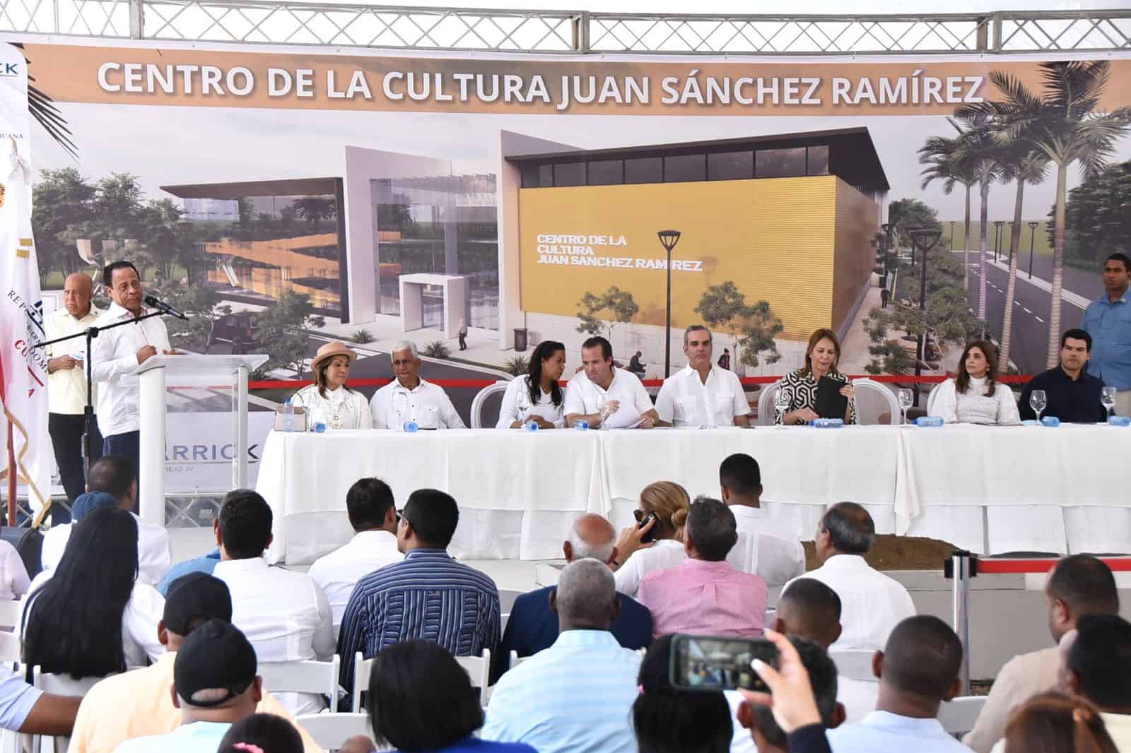 El acto que dejó iniciado la construcción de la Plaza de la Cultura y el Museo del Oro en Cotuí.