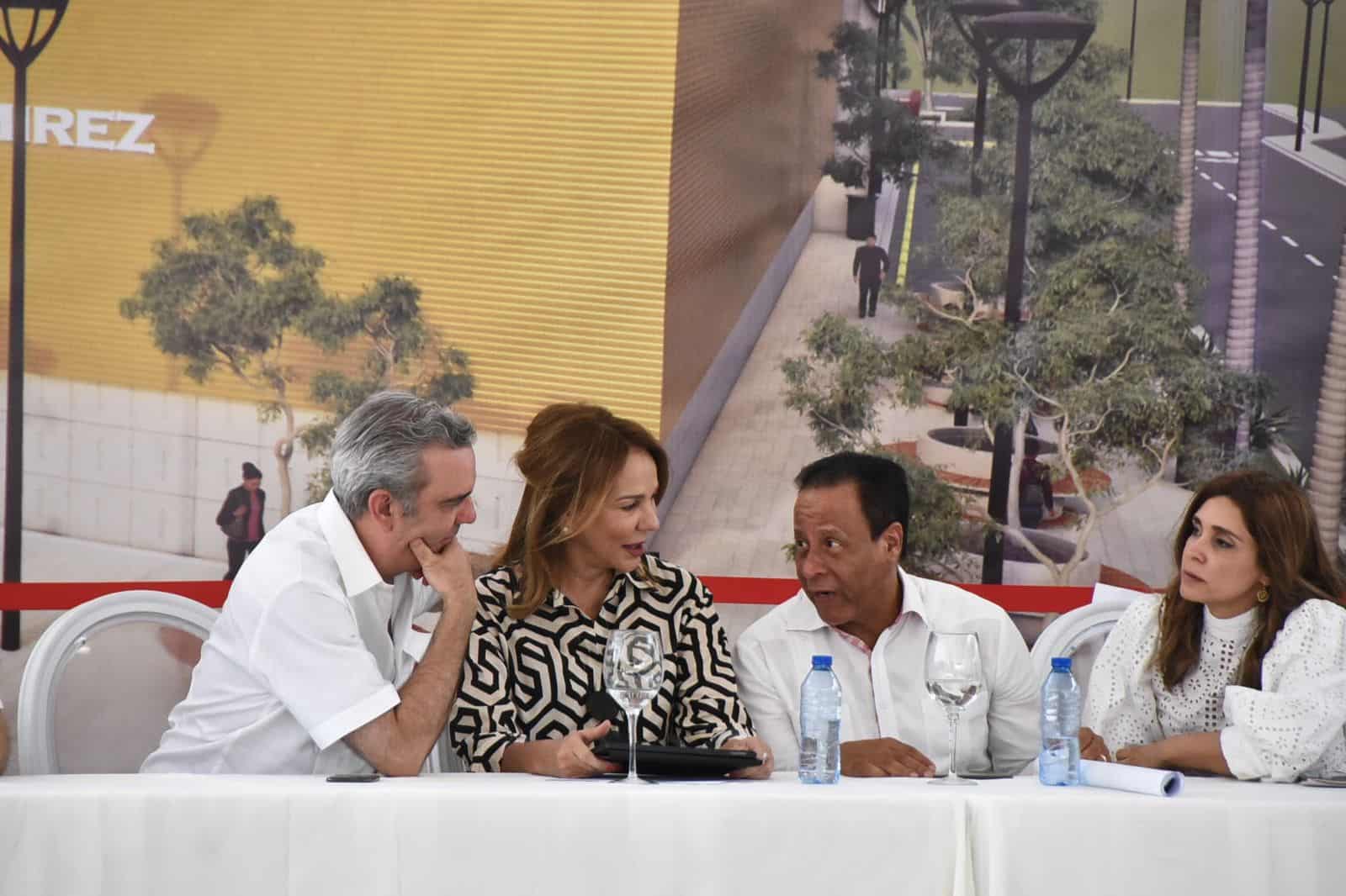 El presidente Luis Abinader conversa con las autoridades durante el acto.