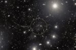 Un fósil de las primeras galaxias del universo, visto junto a Andrómeda Un fósil de las primeras galaxias del universo, visto junto a Andrómeda