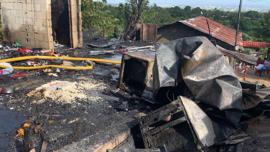 Fuego consume dos casas en Santiago Fuego consume dos casas en Santiago