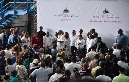 Presidente Abinader entrega 2,500 tarjetas Supérate a familias en Cotuí