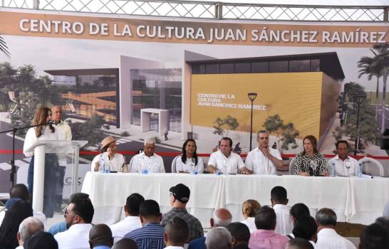 Presidente da primer picazo para la construcción de la Plaza de la Cultura y el Museo del Oro en Cotuí