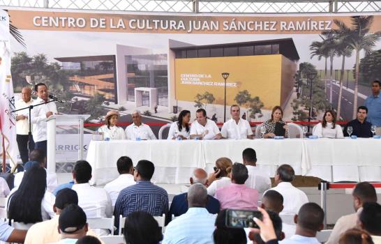 Presidente da primer picazo para la construcción de la Plaza de la Cultura y el Museo del Oro en Cotuí