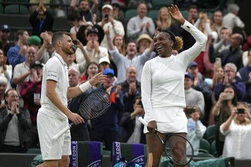 Venus Williams logra victoria en dobles mixtos en Wimbledon