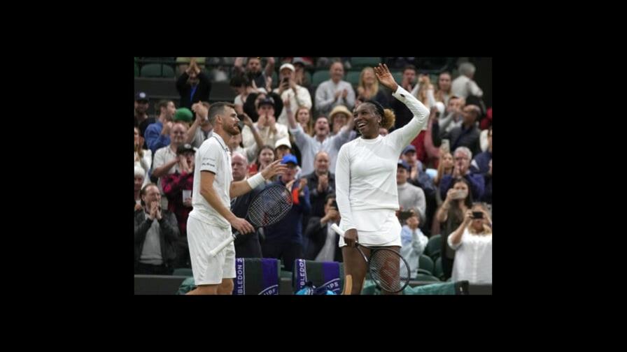 Venus Williams logra victoria en dobles mixtos en Wimbledon