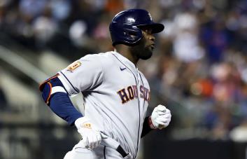 Toleteros Yordan Alvarez y Kyle Schwarber, elegidos Jugadores del Mes en Grandes Ligas