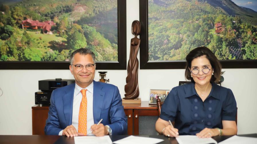 Excel y Centro León firman convenio para promover el arte dominicano