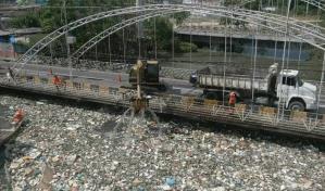 Toneladas de basura flotan en las aguas de Manaos, la principal urbe amaz&oacute;nica