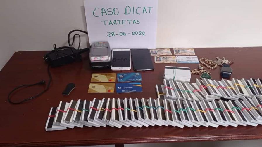 Apresan banda con 464 tarjetas de los planes sociales del Gobierno Apresan banda con 464 tarjetas de los planes sociales del Gobierno