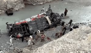 Pakist&aacute;n: 19 muertos al caer bus de pasajeros a un barranco