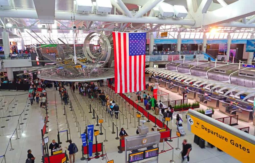 Presunta bomba mochila obliga a desalojar el aeropuerto John F. Kennedy