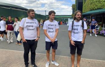 Registran a activistas con camisetas de Peng en Wimbledon