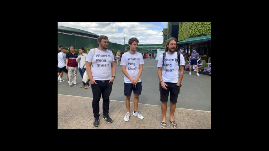 Registran a activistas con camisetas de Peng en Wimbledon