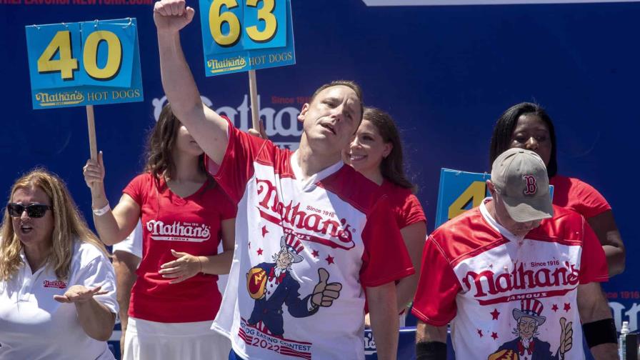 El rey de los glotones revalida su título de comer hot dogs en Nueva York