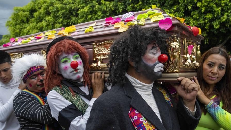 Entierran a payasita asesinada en Guatemala