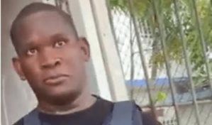 Video | Agente policial se atrinchera con pistola y fusil en un destacamento