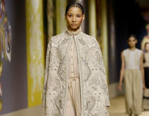 Dior apuesta todo al beige y a la artesanía en su desfile de Alta Costura