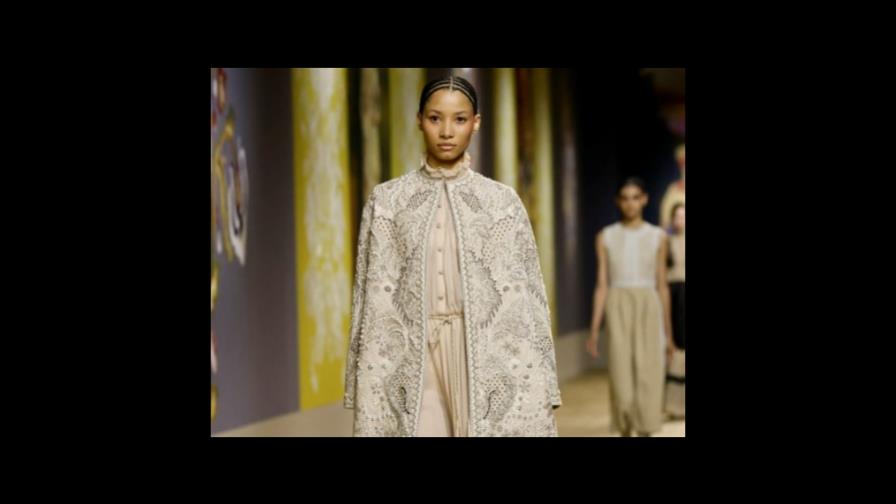 Dior apuesta todo al beige y a la artesanía en su desfile de Alta Costura Dior apuesta todo al beige y a la artesanía en su desfile de Alta Costura