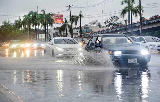 Continuarán las lluvias por incidencia de una vaguada, informa Onamet