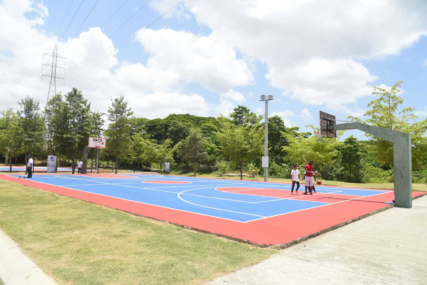 Una de las cinco canchas deportivas del proyecto