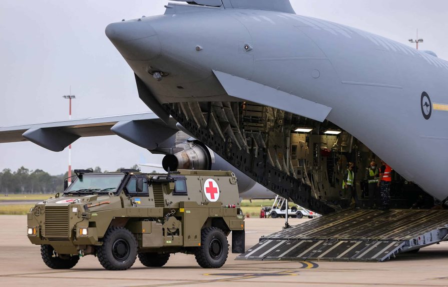 Albanese anuncia envío de 34 vehículos militares durante visita a Ucrania