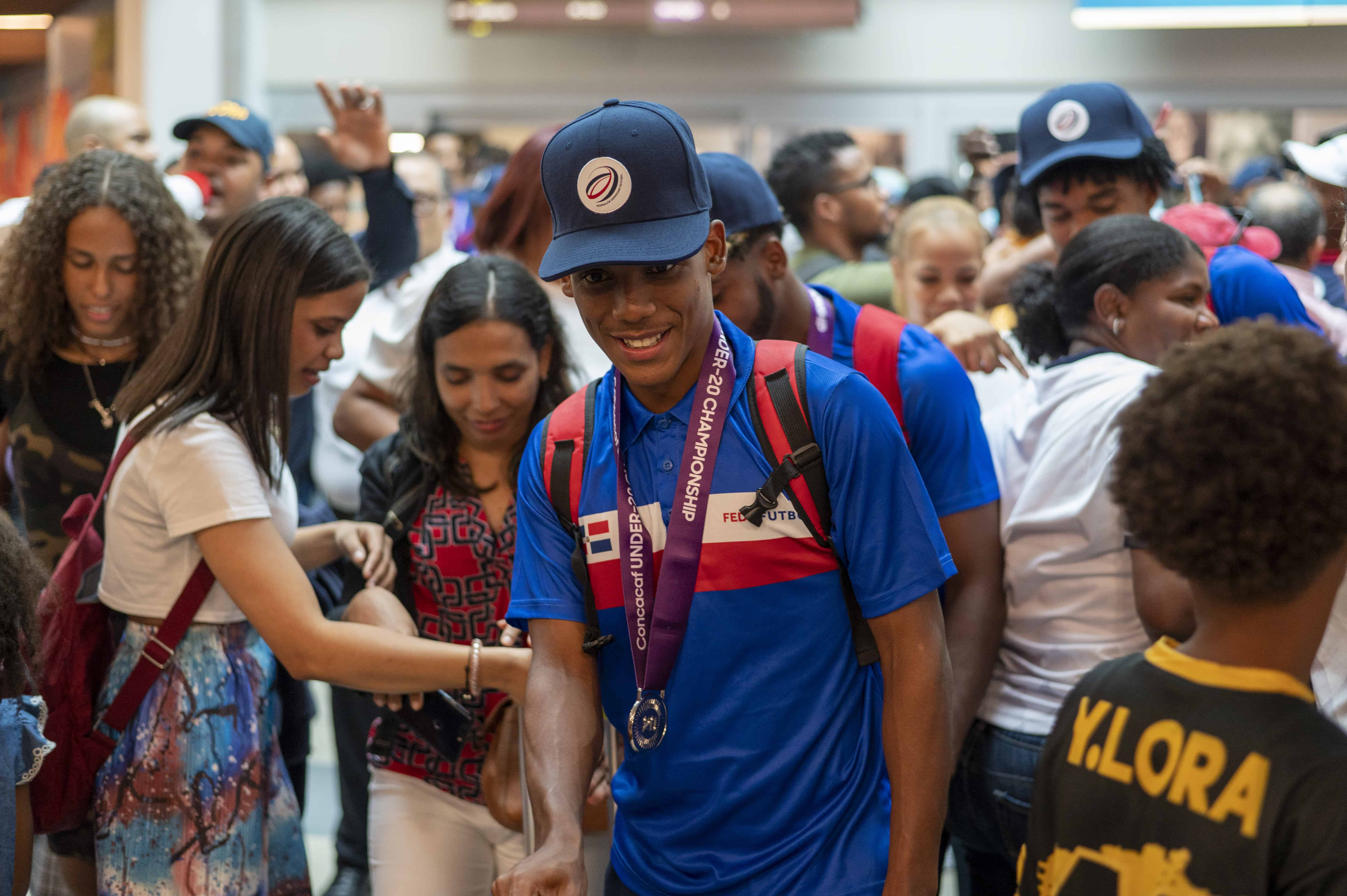 Jugadores de la selección recibido por sus familiares y amigos en el AILA.