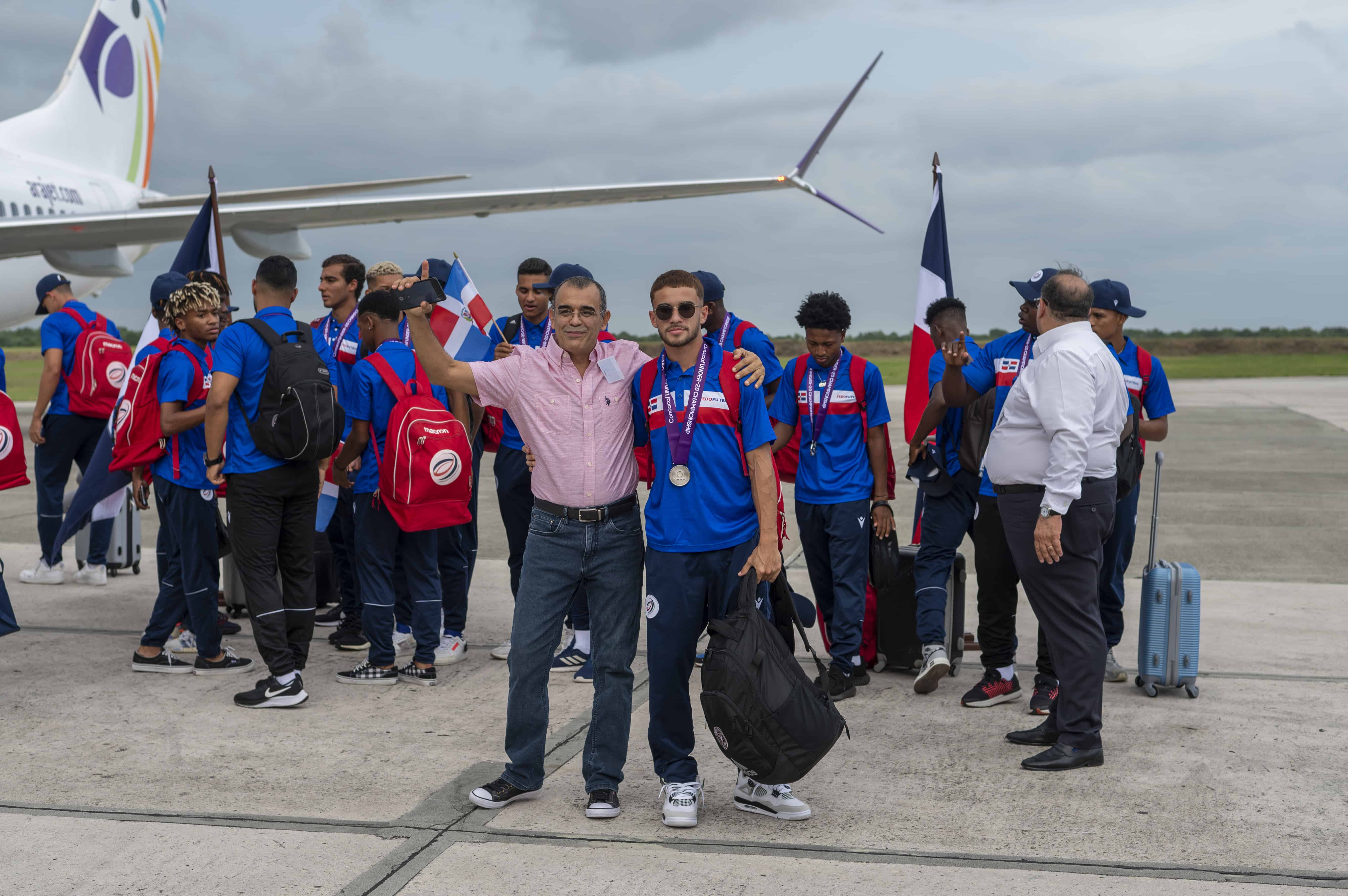 Edison Azcona es recibido en la pista del AILA.