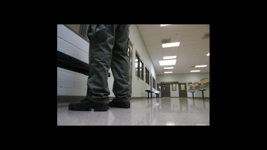 Centro de detención de inmigrantes casi vacío en California