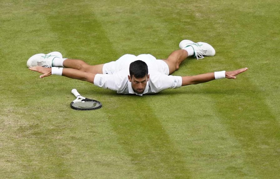 Djokovic en semis de Wimbledon al remontar déficit de dos sets