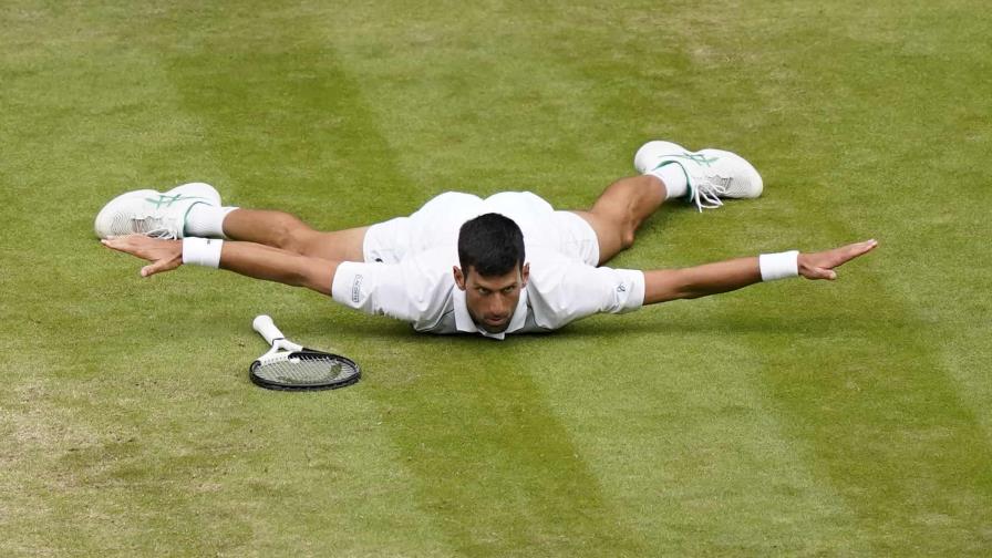 Djokovic en semis de Wimbledon al remontar déficit de dos sets