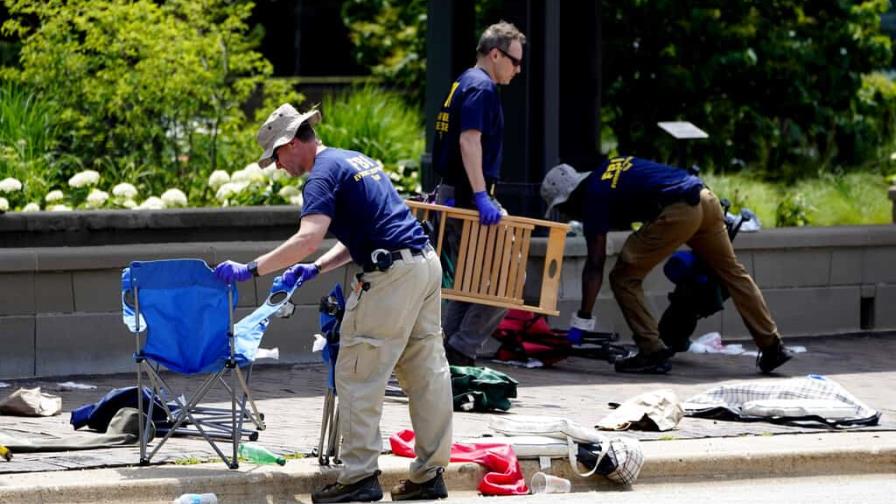 Suben a siete los muertos por el tiroteo en un desfile del 4 de julio en EEUU