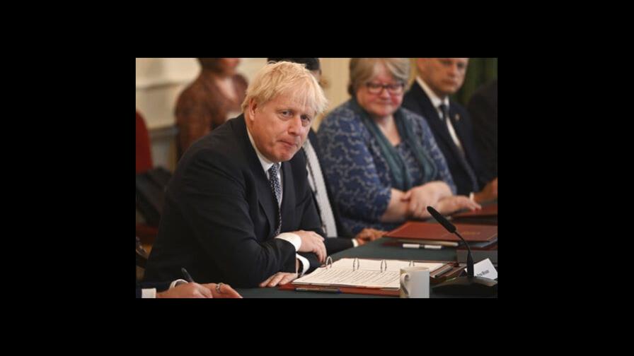 Renuncian dos ministros del gabinete de Boris Johnson