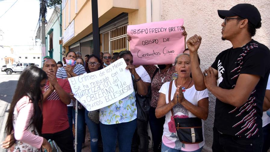 Denuncian Iglesia Católica traslada sacerdote en Santiago por presiones empresariales y del gobierno