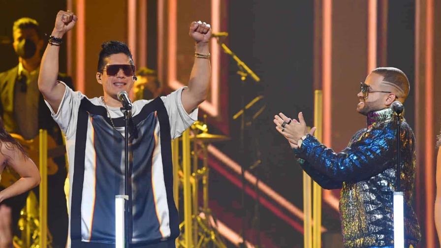 Video compartido por Nacho muestra a Chyno Miranda cantando su tema Raro