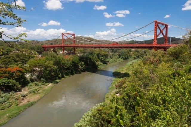 Hombre de 72 años se lanza a río desde el puente Hermanos Patiño en Santiago