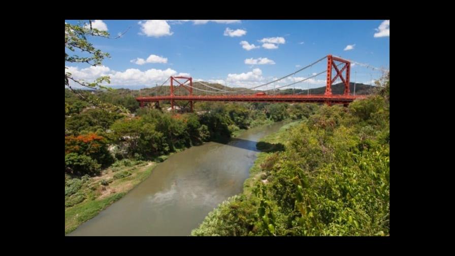 Hombre de 72 años se lanza a río desde el puente Hermanos Patiño en Santiago Hombre de 72 años se lanza a río desde el puente Hermanos Patiño en Santiago